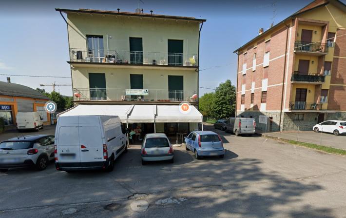 I ladri entrano nel bar di notte, il proprietario lancia bottiglie d'acqua e li fa fuggire 