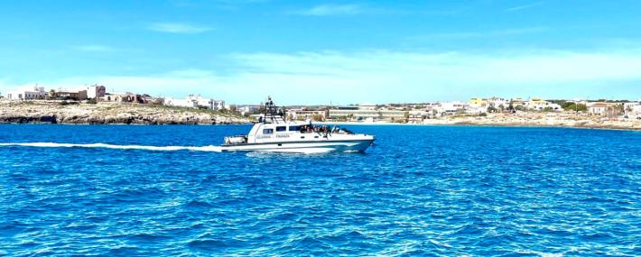 "Alarm Phone", barcone con 47 migranti alla deriva da Libia