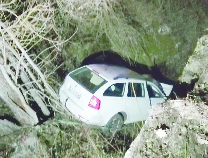 Auto nella scarpata in piena notte: paura al Passo del Brattello