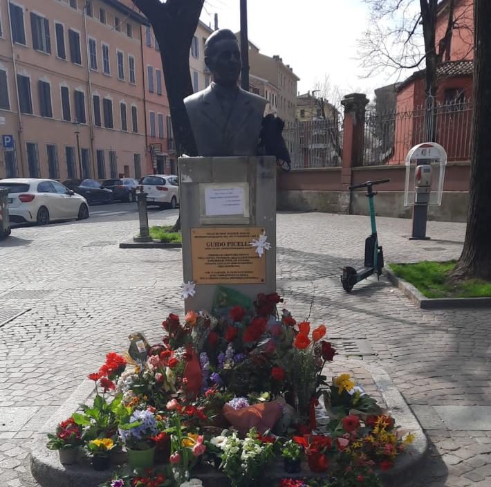 Un fiore per Guido Picelli dopo l'oltraggio di mercoled&igrave;