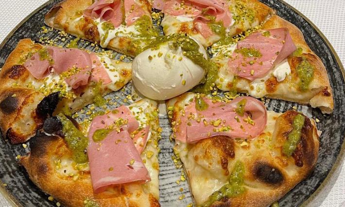 Normale e gourmet : quando le pizze hanno due volti