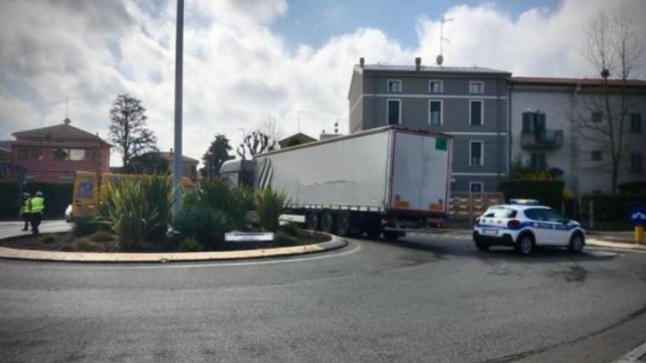 Tir in panne sulla rotatoria: traffico in til in via Paradigna