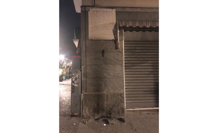 Rintracciato l&rsquo;uomo che avrebbe bruciato la corona di fiori posta sotto la lapide di Guido Picelli