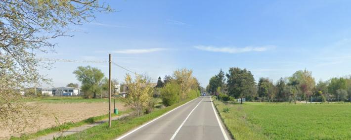 Il motorino finisce contro un palo della luce: muore un 43enne nel Reggiano 