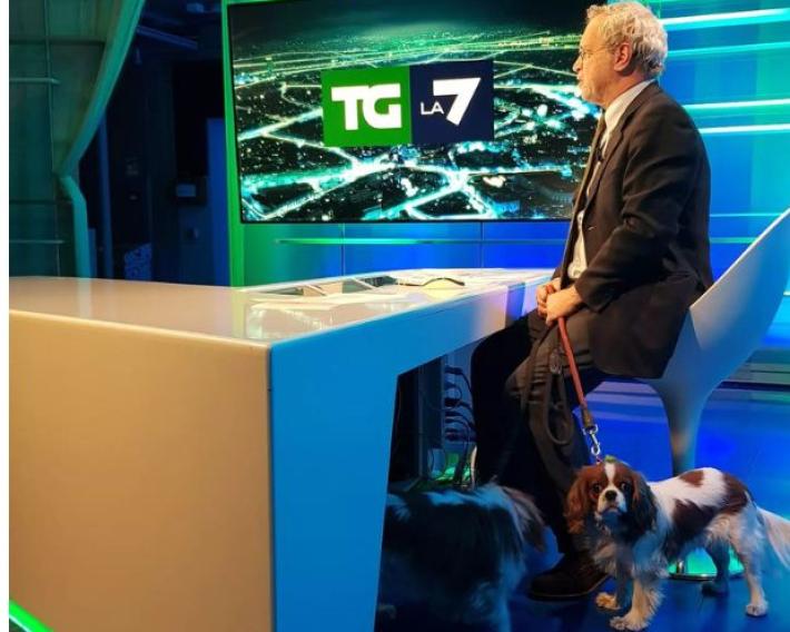 Mentana conduce il Tg de La7 con i cani sotto la scrivania: tanta simpatia sui social