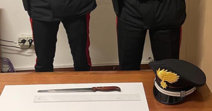 Minaccia con un lungo coltello la farmacista per avere lo psicofarmaco, senza ricetta: arrestato 39enne fidentino
