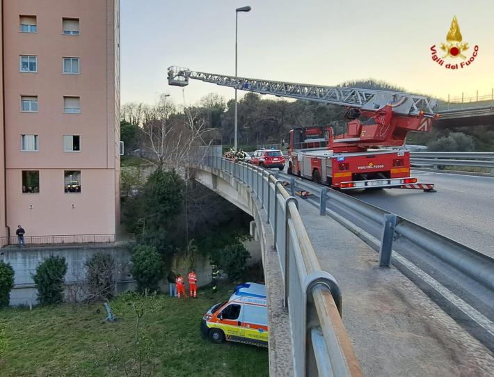 Savona, ladro si getta dal viadotto per sfuggire alla polizia 