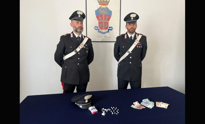 Tenta la fuga con un monopattino: bloccato e trovato in possesso di droga