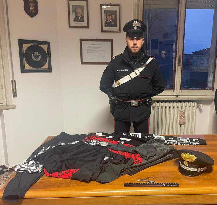 Ruba 1200 euro di vestiti  all'outlet e li indossa sotto i suoi,  ma viene fermato e arrestato
