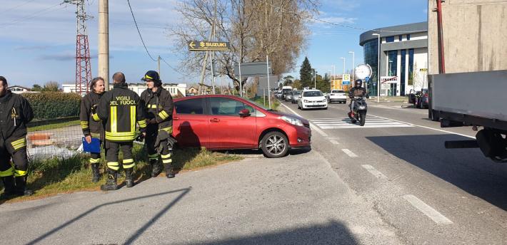 Lemignano, scontro tra due auto: grave una 50enne