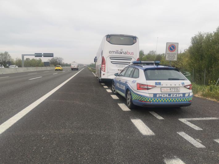 A1, bus in avaria: ragazzini soccorsi dalla stradale di Parma mentre erano in gita