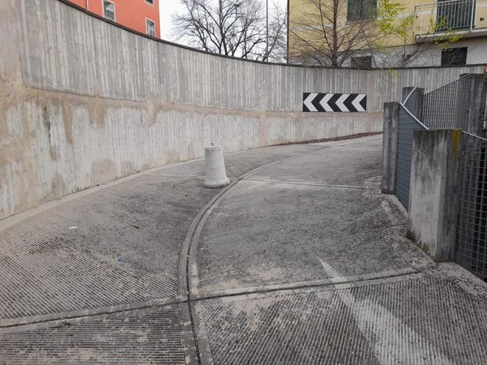 Ripulito il parcheggio di via Trieste