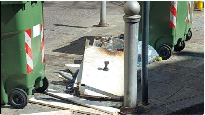 Oltretorrente, rifiuti abbandonati in piazzale Bertozzi