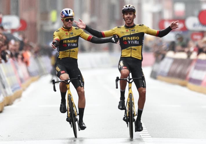 Il francese Laporte vince la Gand-Wevelgem anche grazie al bel gesto del suo capitano Van Aert