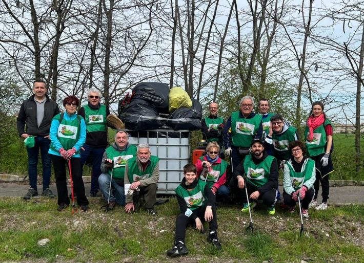 Parma, quartiere Colombo, cittadini al lavoro per ripulire