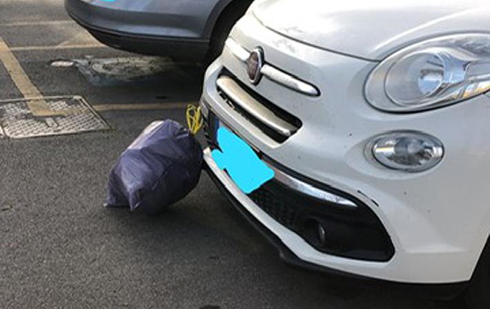 Sacchi della spazzatura abbandonati e ora un carrello della spesa abbandonato nel parco di largo Carli: scene di ordinario degrado in via Sidoli
