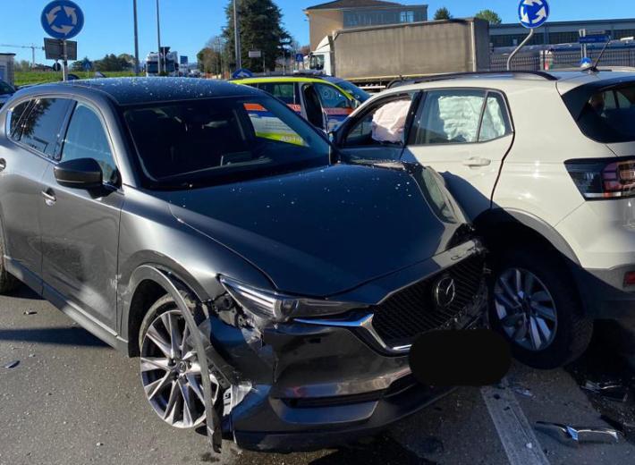 Pedone investito a Fontanellato: un ferito. Scontro fra tre auto in via Traversetolo a Piazza 