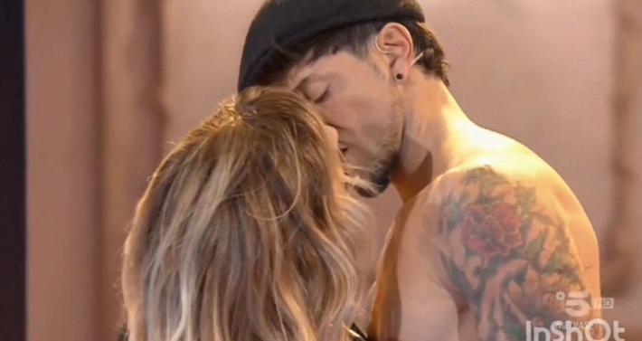 Il "Brivido felino" di Lorella Cuccarini ed Emanuel Lo ad Amici: bacio sulle note di Mina - Video