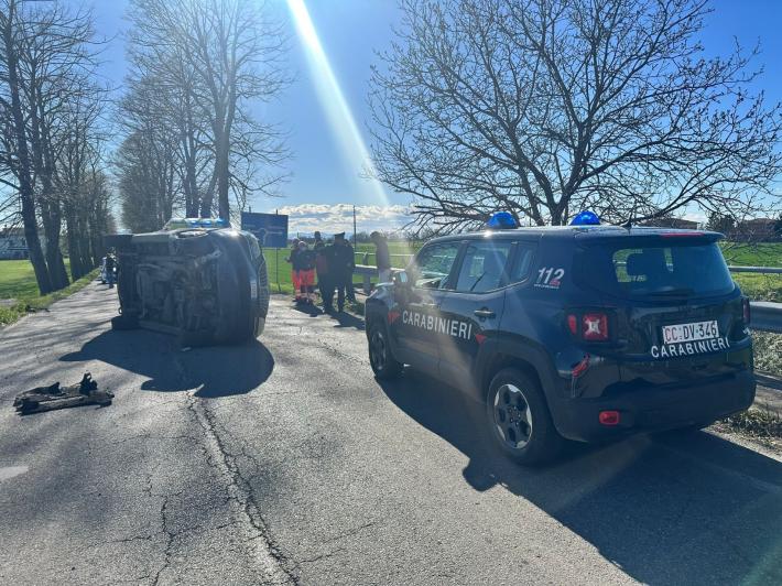 Roccabianca, auto si ribalta lungo strada Mano
