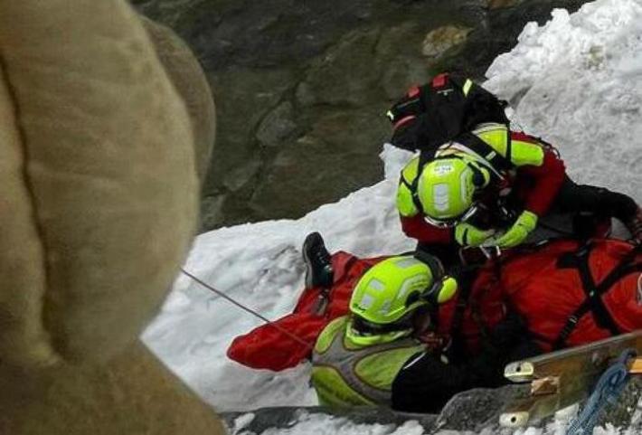Motoslitta nel torrente a Cervinia, tre persone in gravi condizioni