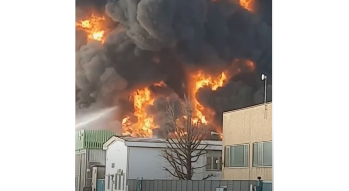Incendio in azienda chimica nel novarese, udite esplosioni