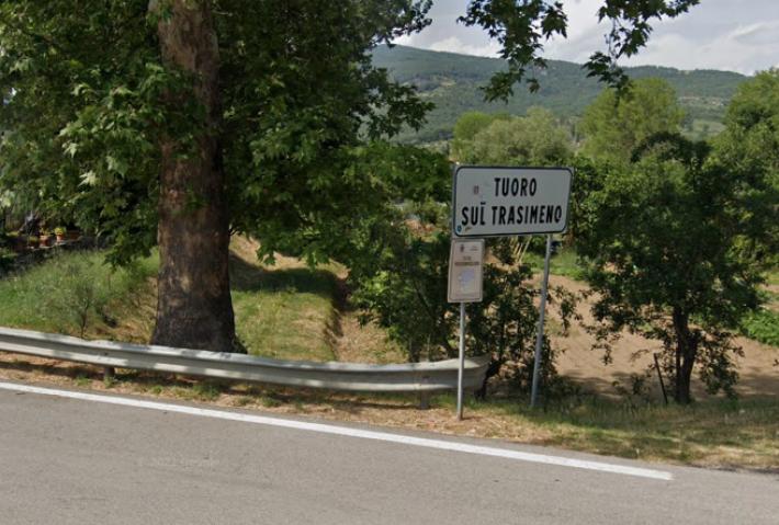 Strangola la compagna e si impicca nel giardino