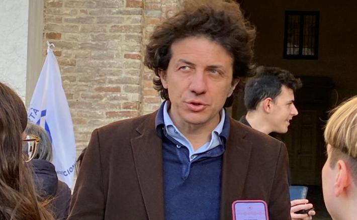 Piazza Garibaldi, Marco Cappato raccoglie le firme per la  legge regionale per regolamentare l'auto medico alla morte volontaria