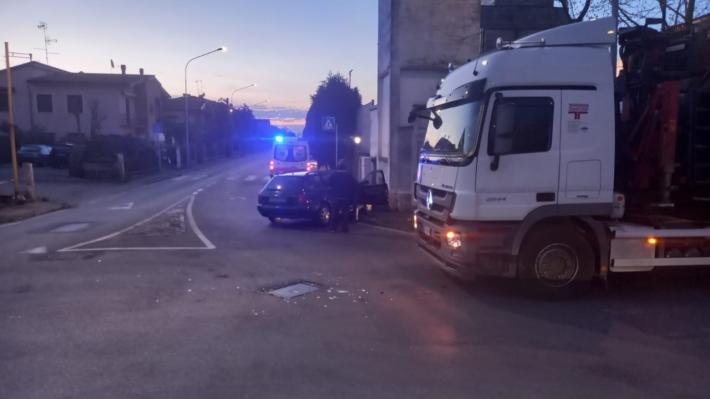 Scontro tra auto e camion in centro a Busseto