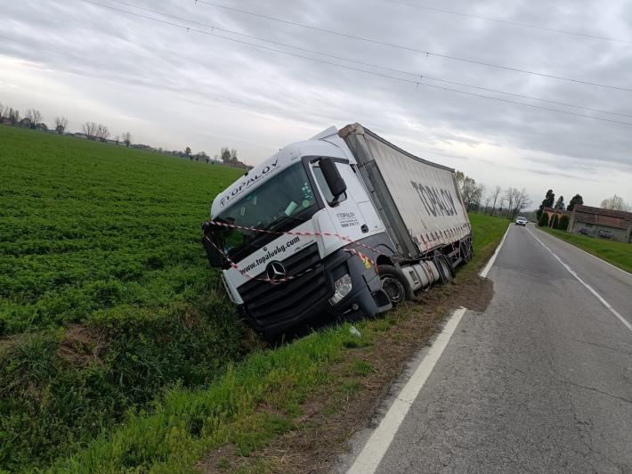 Camion esce di strada a San Quirico: conducente al pronto soccorso