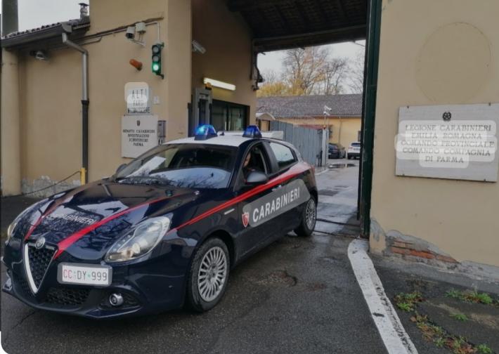 Getta il crack dall'auto e aggredisce i carabinieri: 42enne arrestato in via Venezia