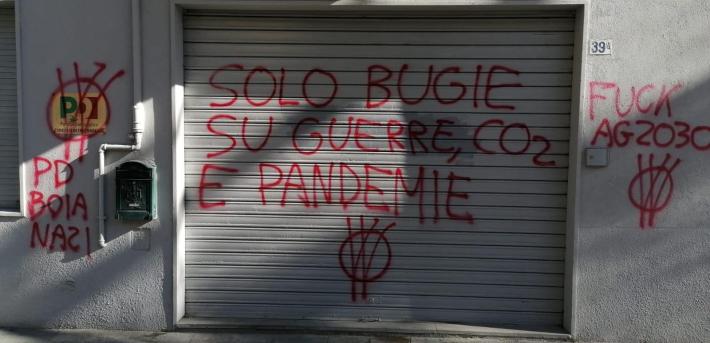 ennesimo atto di vandalismo dei NoVax: imbrattata la sede del Pd dell'Oltretorrente