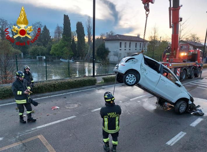 Durante un litigio, una coppia in auto finisce nel lago a Pordenone, morto un giovane. Due feriti