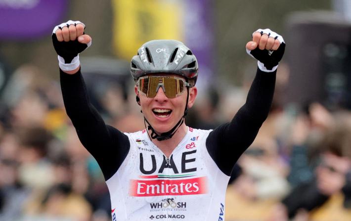 Giro della Fiandre, Pogacar vince in solitaria. Secondo van der Poel