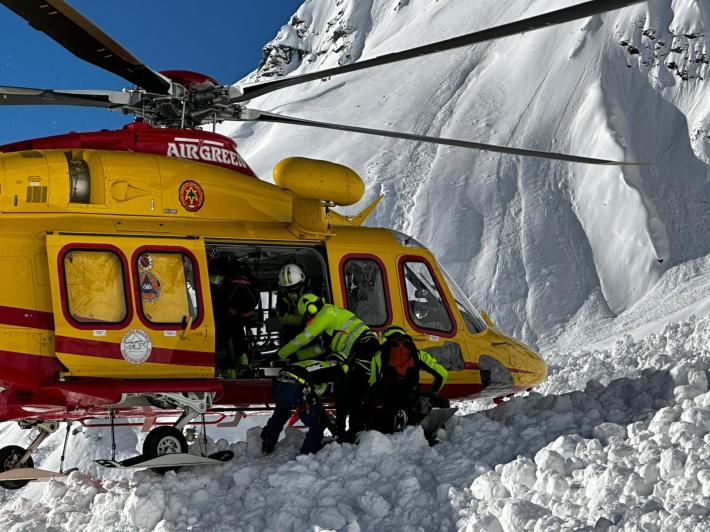 Valanghe, 214 ore tragiche sulle Alpi: 4 morti. Una madre sepolta dalla neve mentre le figlie gareggiano sugli sci