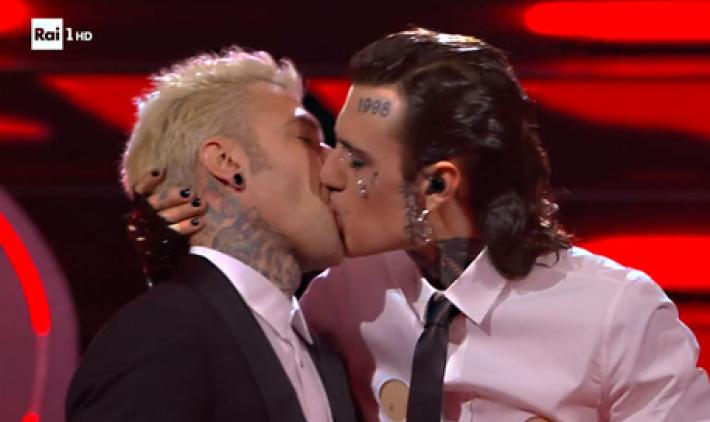 Bacio Fedez-Rosa Chemical, gip archivia 'non e' reato'