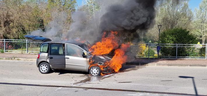 Traversetolo, auto in fiamme:  strada chiusa 