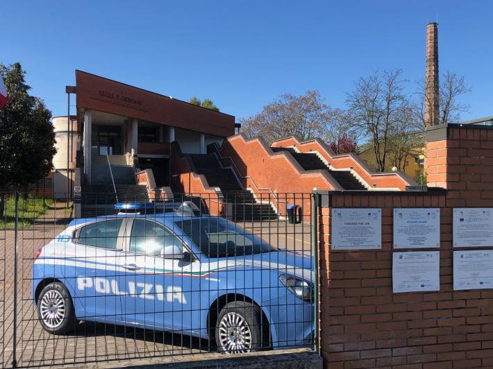 Identificate 1.700 persone: un arresto e 7 denunce. Presidi della polizia davanti alle scuole, sequestrata droga al parco Falcone e Borsellino