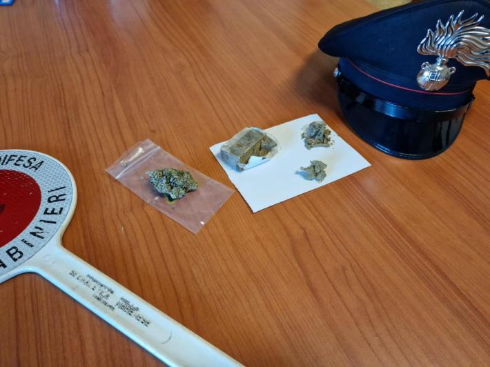 Fuma uno spinello: vengono chiamati i carabinieri che lo denunciano