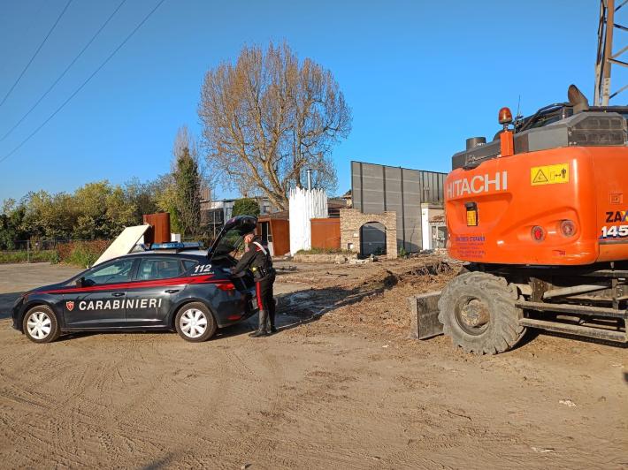 Presi mentre tentano di rubare gasolio nel cantiere dell'ex Dadaumpa: arrestati
