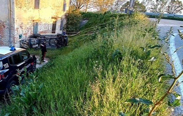 Schianto nella notte a Ragazzola, auto fuori strada: un ferito grave