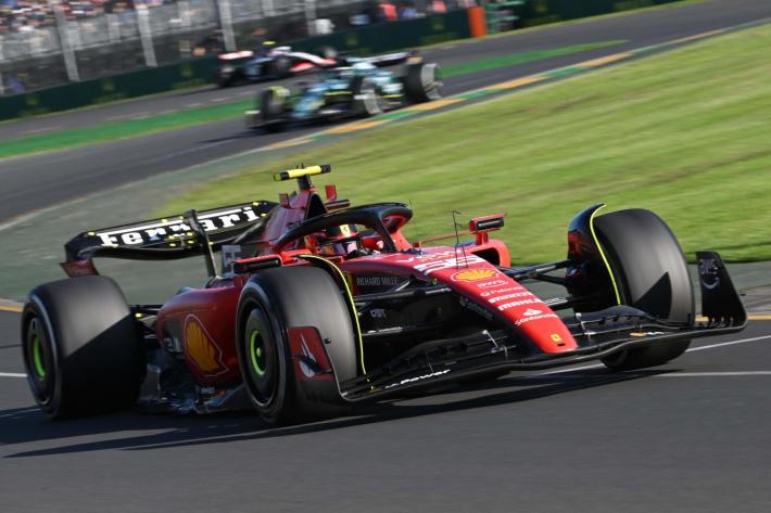 Formula Uno: la Ferrari ricorre contro la penalit&agrave; di 5 secondi a Sainz