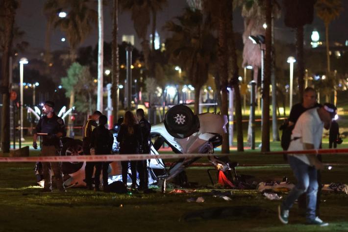 Tel Aviv, l'attentatore si lancia con l'auto sulla folla del lungomare. Ucciso il turista italiano Alessandro Parini. Un altro connazionale sarebbe ferito