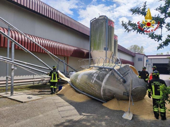 Un'auto urta un silos di mangimi e viene travolta: morti tre fratelli di 10, 14 e 18 anni