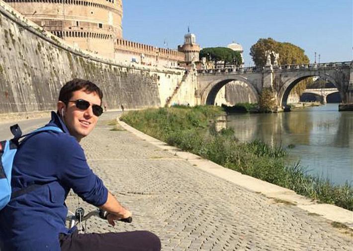 La bara di Alessandro (la vittima dell'attentato di Tel Aviv) domani torna in Italia