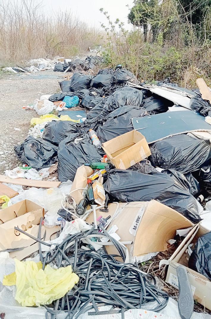 Via Resga, i rifiuti si moltiplicano
