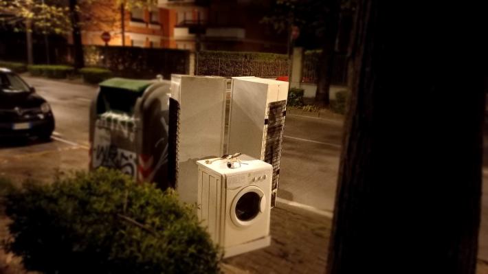 Un negozio di elettrodomestici? No, i rifuti lasciati in viale Milazzo