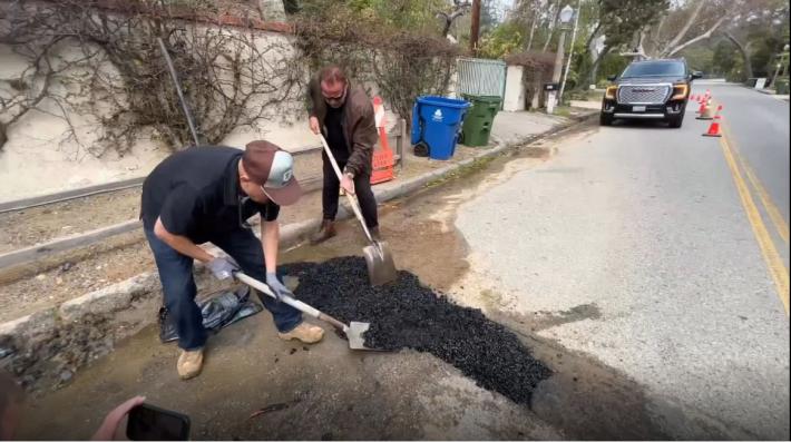 Usa: Schwarzenegger si arma di pala, ripara buca stradale