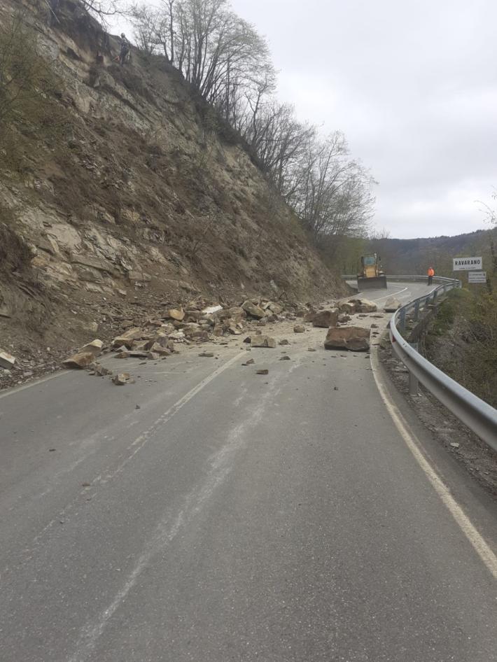 Ravarano, massi caduti in strada: miracolosamente non passava nessuna auto