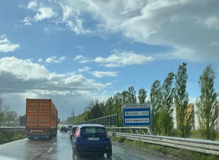 Camion fermo in tangenziale sud ( altezza via Traversotolo): coda anche sullo svincolo