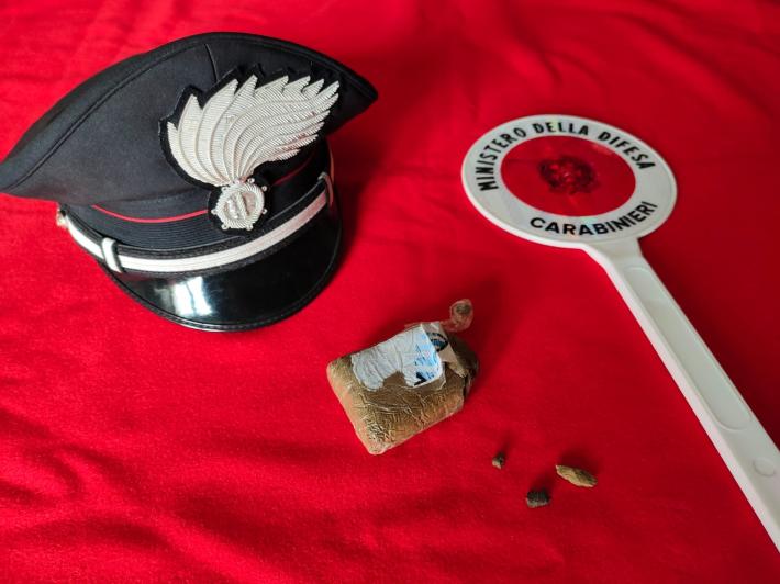 Carabinieri controlli antidroga: un arresto e oltre 1 etto di hashish sequestrato